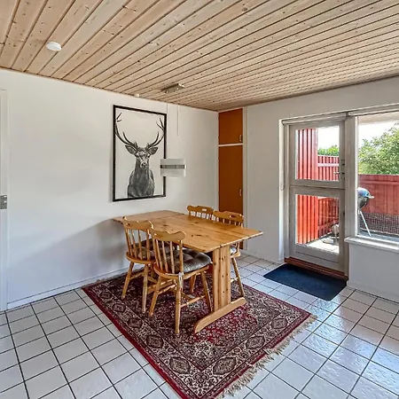 2 Bedroom Gorgeous In Casa vacanze